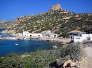 Balearen Charter: Eine Pier, drei Häuser und Castell - Cabrera ist quasi unbewohnt