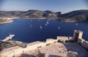 Bootscharter Mallorca: Über Nacht bleiben Yachten an einer der 50 Mooringbojen
