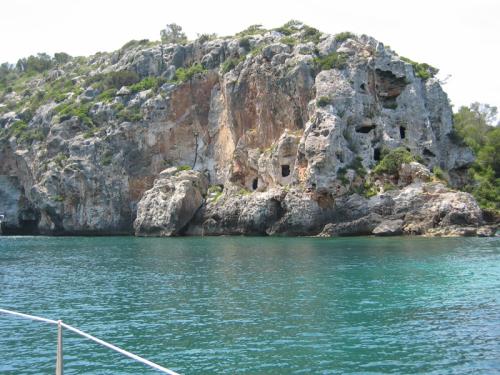 Mallorca Yachtcharter: Cala Covas - Die Felswände sind mit Höhlen gespickt