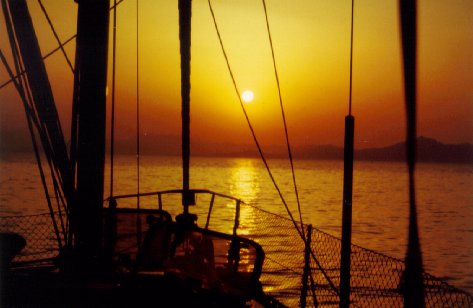Balearen Yachtcharter: Sonnenuntergang in einer Bucht bei Cala es Caló