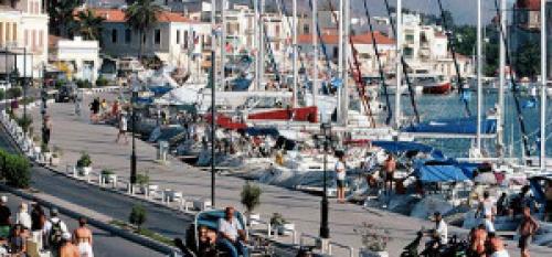 Ägäis Charter: Hafen und Promenade sind Äginas Dreh- und Angelpunkt