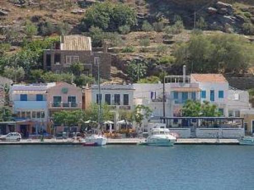Kykladen Charter: Malerische Bucht Vourkari