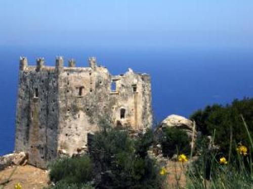 Kykladen Yachtcharter: Zeugnisse der Antike - Wachturmruine auf Naxos