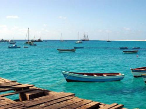 Kapverden Yachtcharter: Azurblaues Wasser und alte Fischerboote - das sind die Kapverden