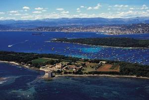 Südfrankreich Yachtcharter: Zwischen den Inseln kann man gut ankern - aber selten alleine