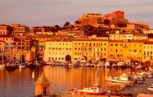 Korsika Yachtcharter: Der Hafen von Portoferraio liegt malerisch in der Abendsonne