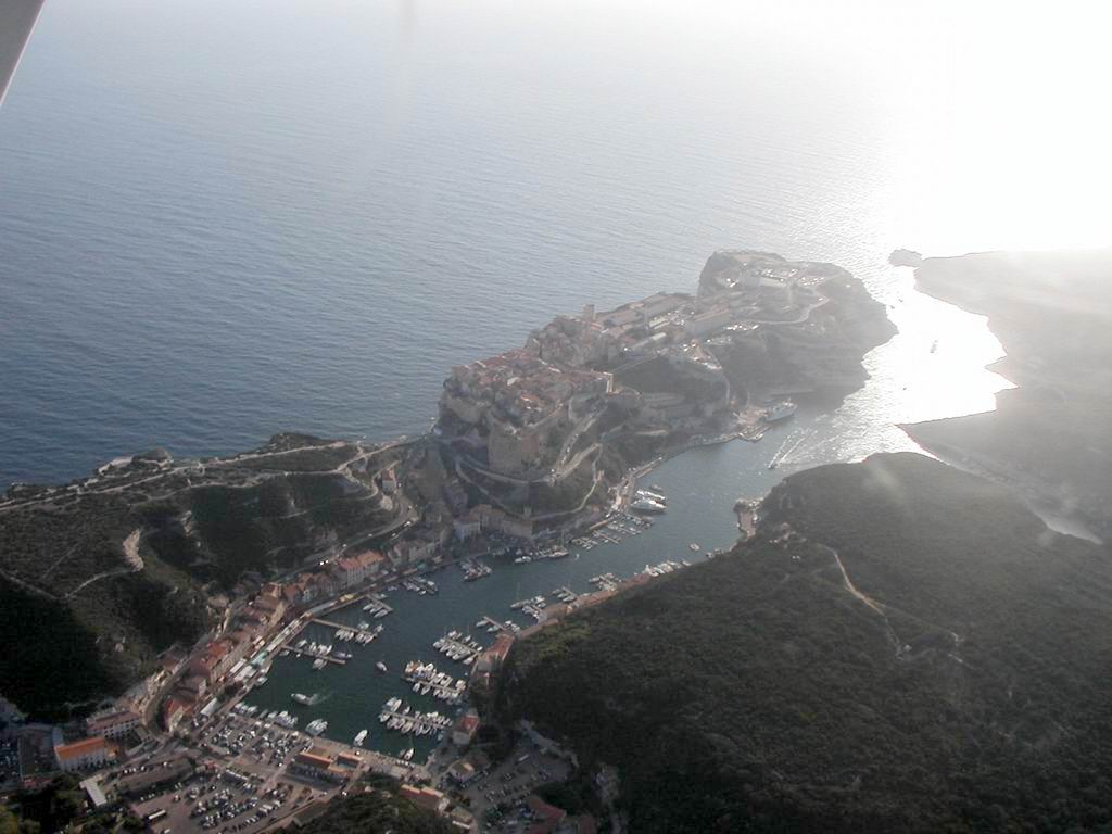 Korsika Bootscharter: Der Hafen von Bonifacio am Ende eines langen Fjords