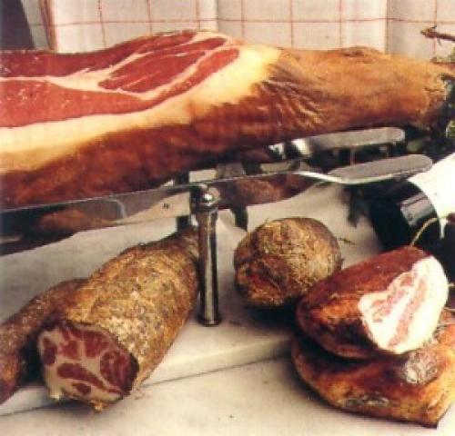 Korsika Charter: Charcuterie - Schinken von Schweinen, die sich fast nur von Esskastanien und Eicheln ernären