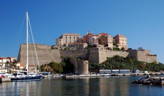 Korsika Charter: Calvi - Imposant thront die Zitadelle über dem Yachthafen