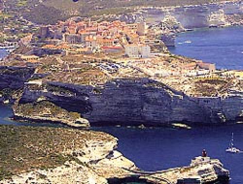 Korsika Yacht Charter: Bonifacio - Hoch auf den Kreidefelsen thront die Zitadelle
