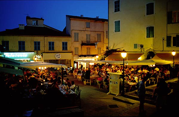 Korsika Yachtcharter: Calvi - Die wunderschöne Altstadt bietet eine Reihe guter Restaurants