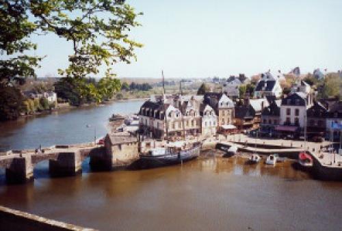 Bretagne Yachtcharter: Auray - Fachwerkhäuser säumen die alten Kais