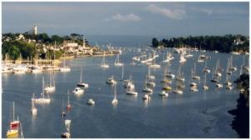 Bretagne Yachtcharter: Vor der Flusstour - In Benodet warten die Yachten auf die Flut