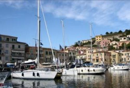 Elba Charter: Mittelalterliches Hafenstädtchen Porto Azzurro