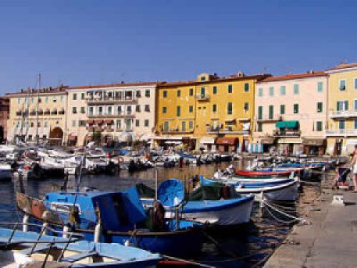 Elba Yachtcharter: Portoferraio - Hübscher Hafen mit Altstadt und Markt