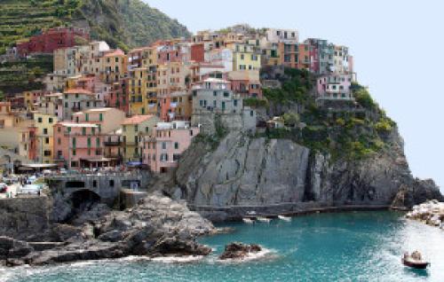 Ligurien Charter: Cinque Terre - Die Häuser sind wie Vogelnester an den steilen Fels gebaut