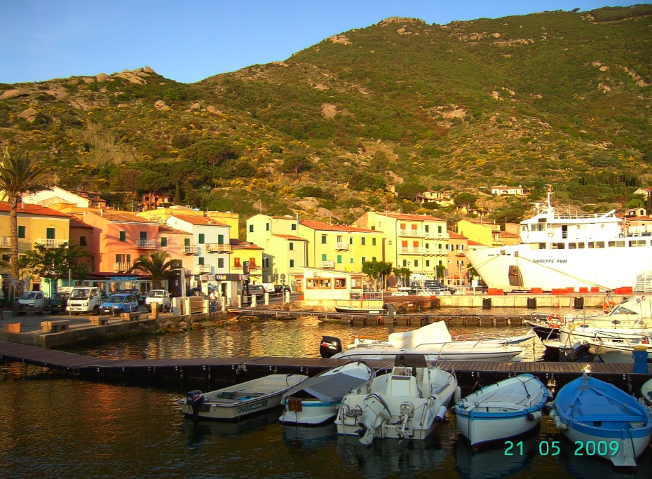 Bootscharter Toskana: Der Hafen in Giglio, einer kleinen Insel südlich von Elba, ist filmreif