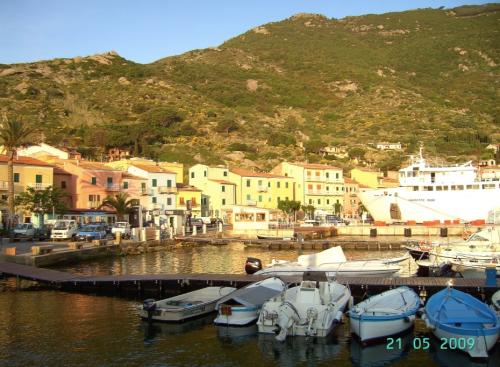 Bootscharter Toskana: Der Hafen in Giglio, einer kleinen Insel südlich von Elba, ist filmreif