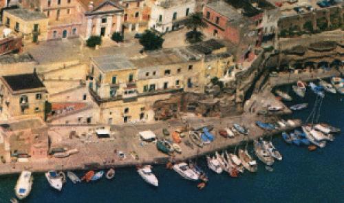 Neapel Charter: Ventotene - Die ruhige, abgeschiedene Insel besteht vorwiegend aus Tuffgestein