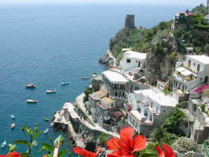 Neapel Yachtcharter: Amalfi - Wer die Stadt erkunden will, muss viele Treppen steigen