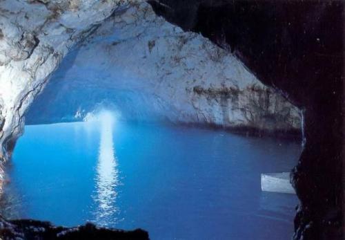 Neapel Yachtcharter: Die "Grotta Azurro" auf Capri ist spektakulär schön