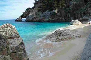 Sardinien Charter: Buchten - Das Wasser schimmert in allen Farben von smaragdgrün bis tiefblau