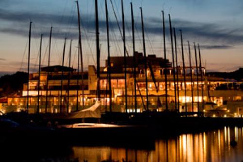 Sardinien Yachtcharter: Luxus vor Anker in der Marina des YCCS