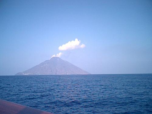 Sizilien Yachtcharter: Stromboli - Der aktive Vulkan spuckt fast täglich Rauch und Lava