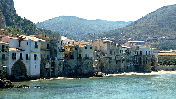 Sizilien Yachtcharter: Cefalu - Die malerischen Häuser sind umrahmt von sanften Hügeln