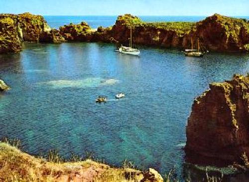 Sizilien Charter: Kommando Anker fällt - In Panarea entdeckten wir eine Traumbucht und blieben die Nacht dort.