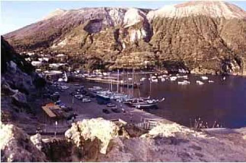 Äolische Inseln Yachtcharter: Vulcano - Die Vulkaninsel ist bekannt für ihre heißen Quellen und Schwefelbäder