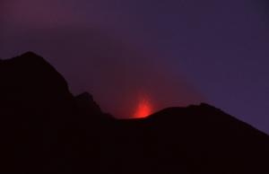 Charter Äolische Inseln: Noch immer äußerst aktiv - Die beiden Vulkane auf Stromboli und Vulcano