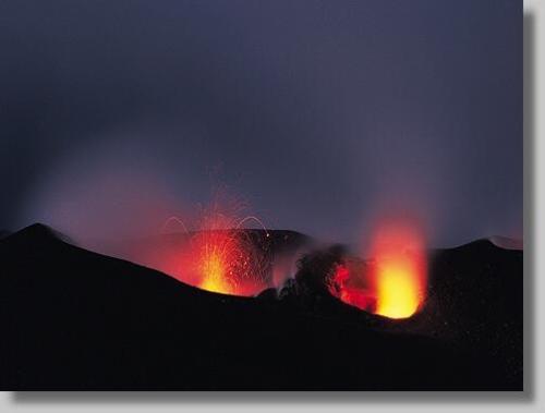 Charter Sizilien: Tägiche Eruptionen - Stromboli lässt seinen Druck Tag für Tag in kleinen Portionen ab