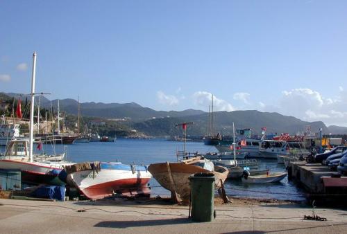 Türkei Yachtcharter: Buntes Treiben - Der Hafen von Kas