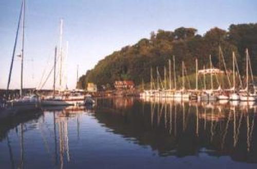 Ostsee Charter: Kleine, idyllische Häfen verströmen eine friedliche Atmosphäre