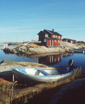 Schweden Charter: Schären - Tpisch für die Inselwelt sind die roten Häuser auf felsigem Grund