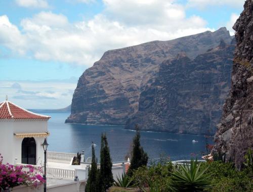 Kanaren Charter: Teneriffa - Los Gigantes sind eine berühmte Felsformation