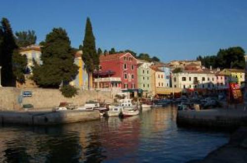 Kvarner Bootscharter: Veli Losinj - Malerische Lage zwischen grünen Hügeln