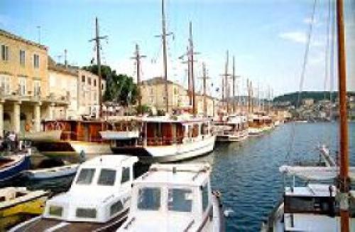 Istrien Kvarner Yachtcharter: Mali Losinj - Im Stadthafen liegt man im Zentrum des Geschehens