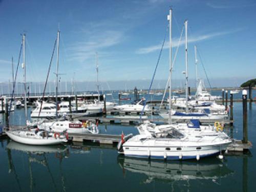 England Ärmelkanal Bootscharter: Historischer Grund - Cowes Yacht Haven