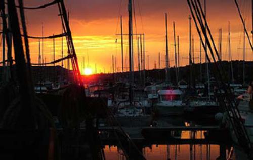 Nordsee Yachtcharter: Sonnenuntergang über der Marina von Port Solent