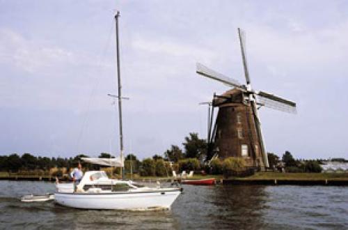 Ärmelkanal Yachtcharter: Segeln vor Windmühlen in der Westerschelde