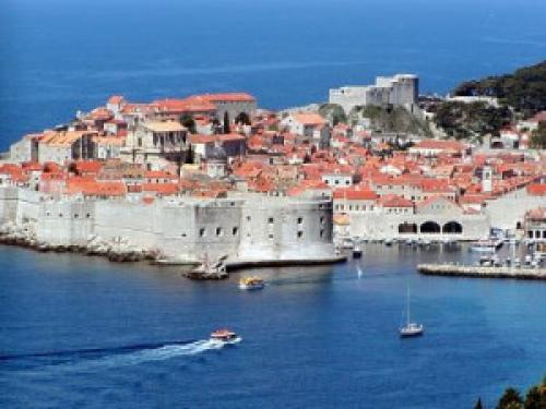 Dubrovnik / Montenegro Yachtcharter: Ausgezeichnet erhalten - Die 2 km lange Stadtmauer mit Wehrtürmen und Festungen