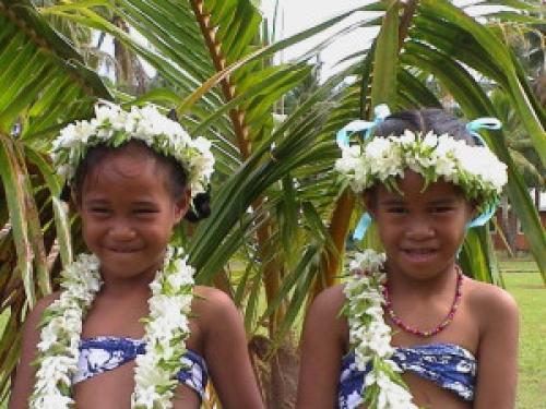 Tahiti Charter: Polynesierinnen - Den traditionellen Blumenschmuck mögen schon die Kleinen