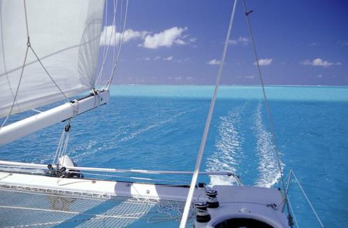 Tahiti Yachtcharter: Türkis in allen Facetten - Segeln innerhalb der Lagunen  