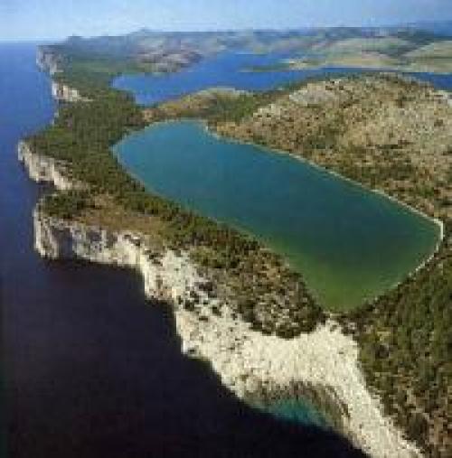 Nord-Dalmatien Kornaten: Dugi Otok mit steiler Felsenküste und dem See Mir