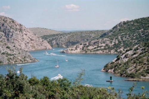 Nord-Dalmatien Yachtcharter: Um die Fälle zu erreichen, muss man die Krka ein Stück flussaufwärts fahren
