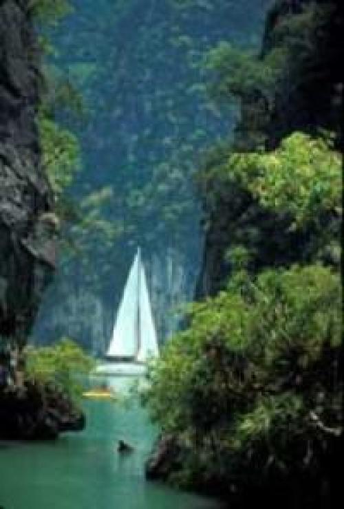 Thailand Charter: Hongs - Natürliche Lagunen zwischen hohen, engen Felsen