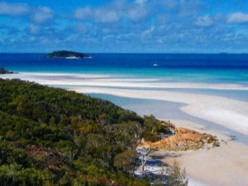 Great Barrier Reef Yachtcharter: Whitsundays - Paradies aus türkisem Wasser und tropischer Vegetation