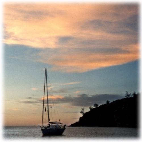 Seychellen Charter: Wie im Traum - Roter Sonnenuntergang in einer einsamen Bucht